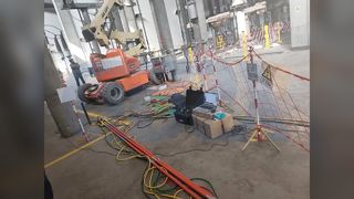 Test in loco di un sistema di misurazione dei parametri della linea di trasmissione energizzata